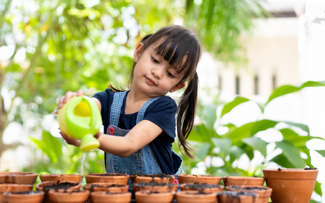 Ilustrasi anak berkebun sebagai bentuk peduli lingkungan. Foto: Shutterstock