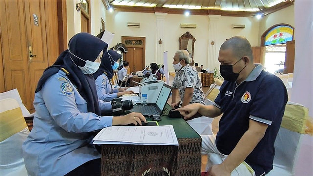 Atlet paralympic dan ofisial tim Para Games memproses permohonan paspor baru dan penggantian paspor lama di Kusuma Sahid Prince Hotel Solo, Kamis (16/3/2022).