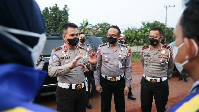 Kakorlantas Irjen Firman S meninjau arus mudik lebaran pada Minggu (1/5/2022). Foto: Dok. Korlantas Polri
