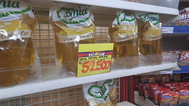 Kondisi Stok Minyak Goreng di Robinson Ramayana Palmerah. Foto: Narda Margaretha Sinambela/kumparan