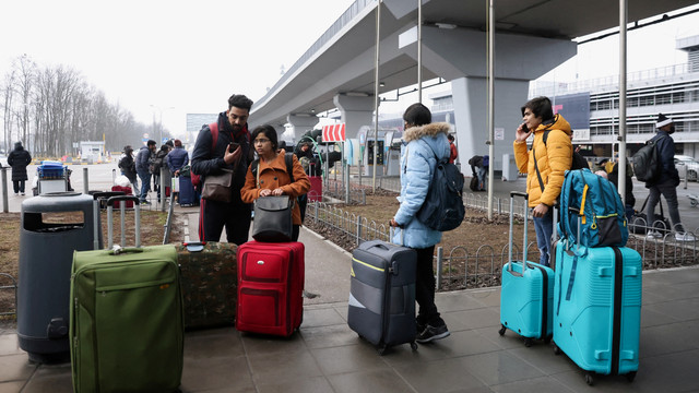 Orang-orang menunggu di Bandara Kyiv setelah Presiden Rusia Vladimir Putin mengizinkan operasi militer di Ukraina timur, Kamis (24/2/2022). Foto: Umit Bektas/REUTERS