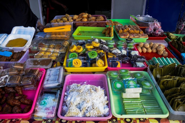 Berbagai jenis kue dijajakan para pedagang takjil yang akan ada saat bulan ramadhan saja. Foto: Bobi Nardi/Istimewa.