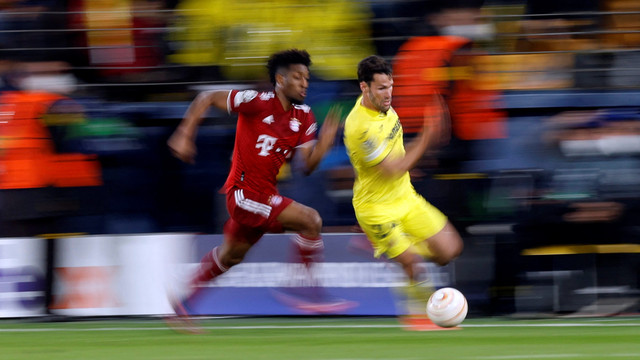 Pemain Villarreal Alfonso Pedraza berebut bola dengan pemain Bayern Muenchen Kingsley Coman pada pertandingan leg pertama perempat final Liga Champions di Estadio de la Ceramica, Villarreal, Spanyol.
Foto: Albert Gea/REUTERS