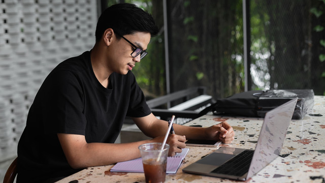 Ilustrasi mahasiswa mengerjakan tugas. Foto: Gatot Adri/Shutterstock