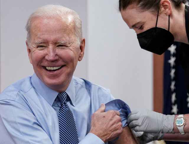 Presiden AS Joe Biden menerima vaksinasi booster COVID-19 kedua setelah memberikan sambutan tentang COVID-19 di Auditorium Pengadilan Selatan Gedung Kantor Eksekutif Eisenhower di Gedung Putih. Foto: Kevin Lamarque/Reuters