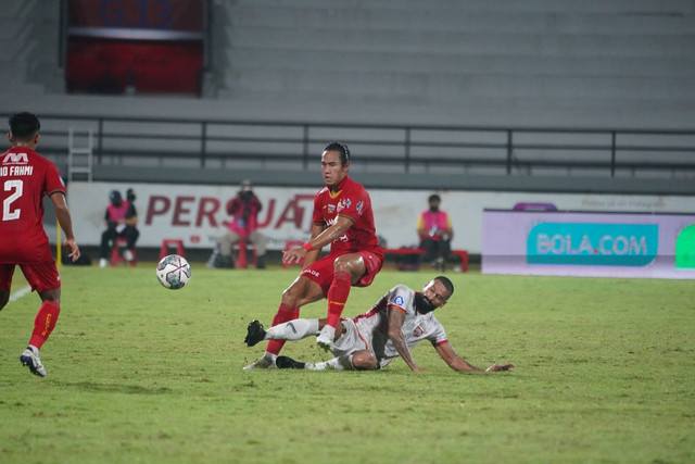 Ryuji Utomo beraksi di laga Persija vs Borneo FC dalam laga Liga 1 2021/22 di Stadion Kapten I Wayan Dipta, Bali, Kamis (10/3) malam WIB. Foto: Dok Persija