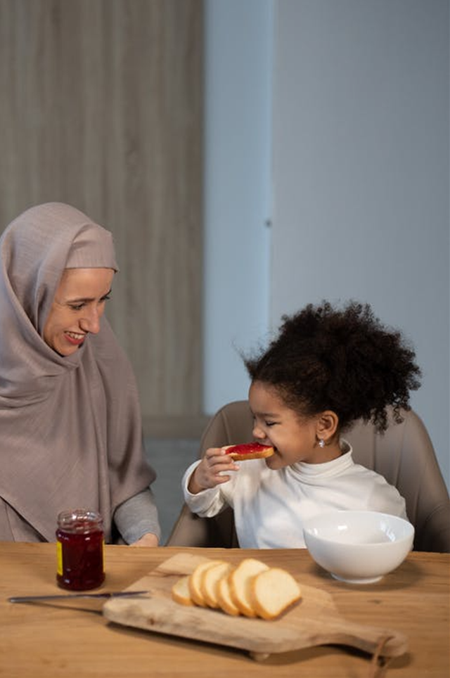 Ilustrasi melaksanakan sahur untuk menunaikan ibadah puasa Ramadhan. Foto: pexels.com/gabby-k