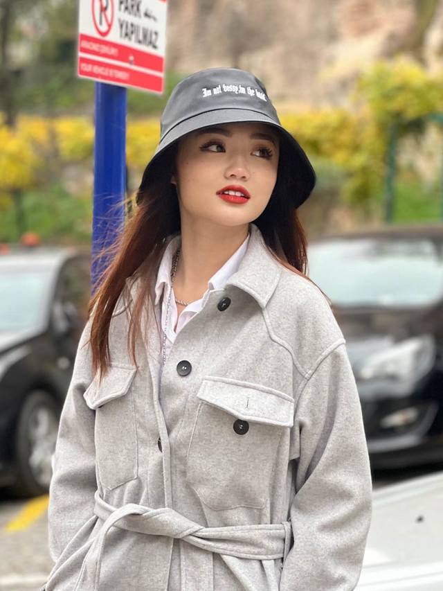 Gaya Vanessa Khong, tunangan Indra Kenz, menggunakan bucket hat. Foto: Instagram.com/vanessakhongg
