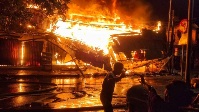 Petugas damkar memadamkan kebakaran bangunan rumah dan kios di Pasar Gembrong, Jakarta Timur, Minggu (24/4/2022).
 Foto: Twitter/@humasjakfire
