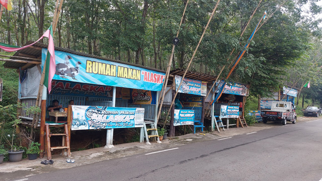Rumah Makan 'Alaska' di tepi hutan karet Kecamatan Kerjo, Kabupaten Karanganyar. FOTO: Fernando Fitusia