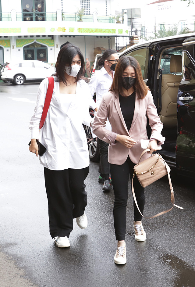 Selebgram Chandrika Chika saat memenuhi panggilan terkait kasus penganiayaan di Polres Jakarta Selatan, Kamis (21/4/2022). Foto: Agus Apriyanto