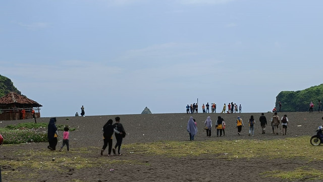 Warga berkerumun melihat evakuasi korban tenggelam di Pantai Selatan Kabupaten Jember. Foto: Dok. Istimewa