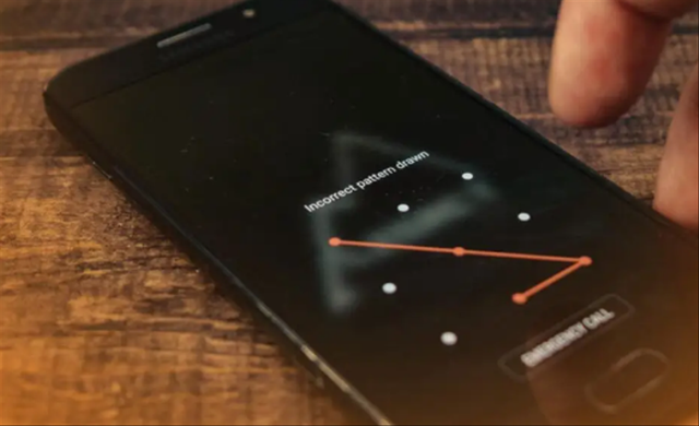 Ilustrasi melakukan unlock HP yang lupa pola atau password. Foto: Shutterstock