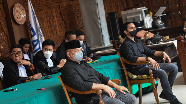 Terdakwa Unlawful Killing anggota Laskar FPI Ipda M Yusmin Ohorella (kiri) dan Briptu Fikri Ramadhan (kanan) mengikuti sidang putusan yang digelar secara virtual di Jakarta, Jumat (18/3/2022). Foto: Sigid Kurniawan/ANTARA FOTO