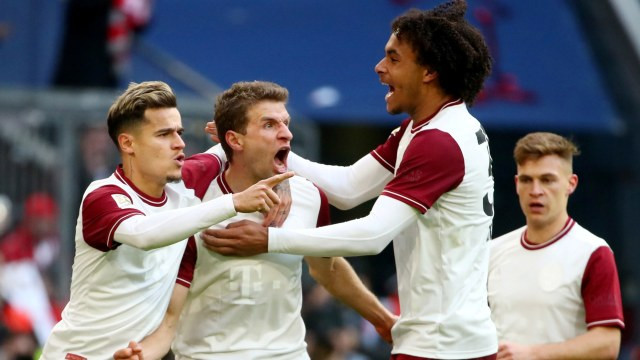 Pemain Bayern Muenchen merayakan gol Thomas Mueller. Foto: REUTERS/Michael Dalder