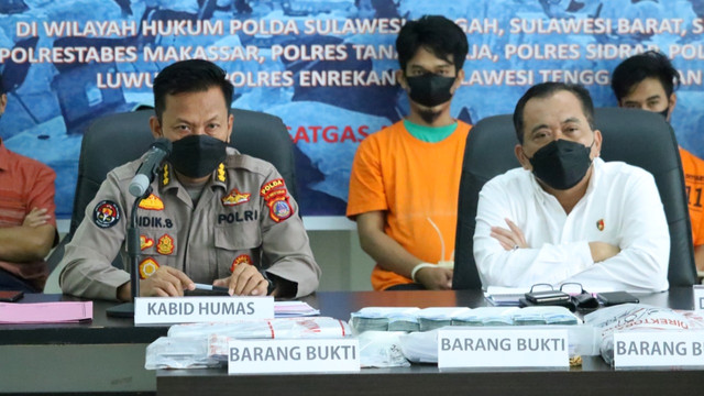Kabid Humas Polda Sulteng, Kombes Pol Didik Supranoto didampingi Ditreskrimsus Polda Sulteng, Kombes Pol Ilham saat memberikan keterangan terkait kasu ilegas akses seleksi penerimaan Calom ASN di Kabupaten Buol. Foto: Dok Polda Sulteng