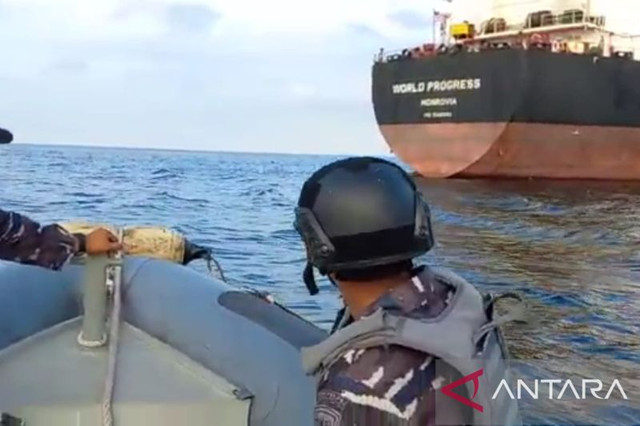TNI Angkatan Laut (TNI AL) melalui unsur Komando Armada I mengamankan dua kapal tanker berbendera asing memuat "palm oil" dan "crude palm oil" (CPO) karena diduga melakukan pelanggaran dokumen. Foto: Syaiful Hakim
