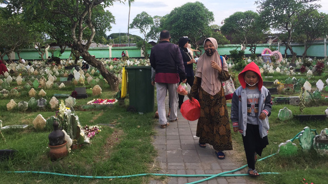 Suasana ziarah jelang Ramadhan di TPU Wanasari Maruti 13 Denpasar, Bali. Foto: Denita BR Matondang/kumparan