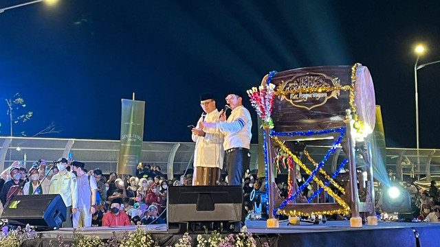 Pasha Ungu ajak Gubernur DKI Jakarta Anies Baswedan duet menyanyikan lagu Andai Kutahu. Foto: Haya Syahira/kumparan