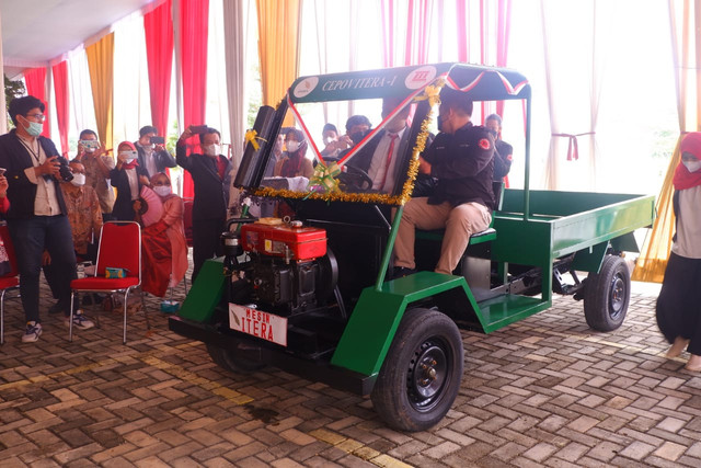 Peluncuran Mobil berbahan bakar minyak sawit murni oleh Rektor Itera yang diberi nama CEPOV Itera 1, Sabtu (26/3) | Foto : Sidik Aryono/Lampung Geh