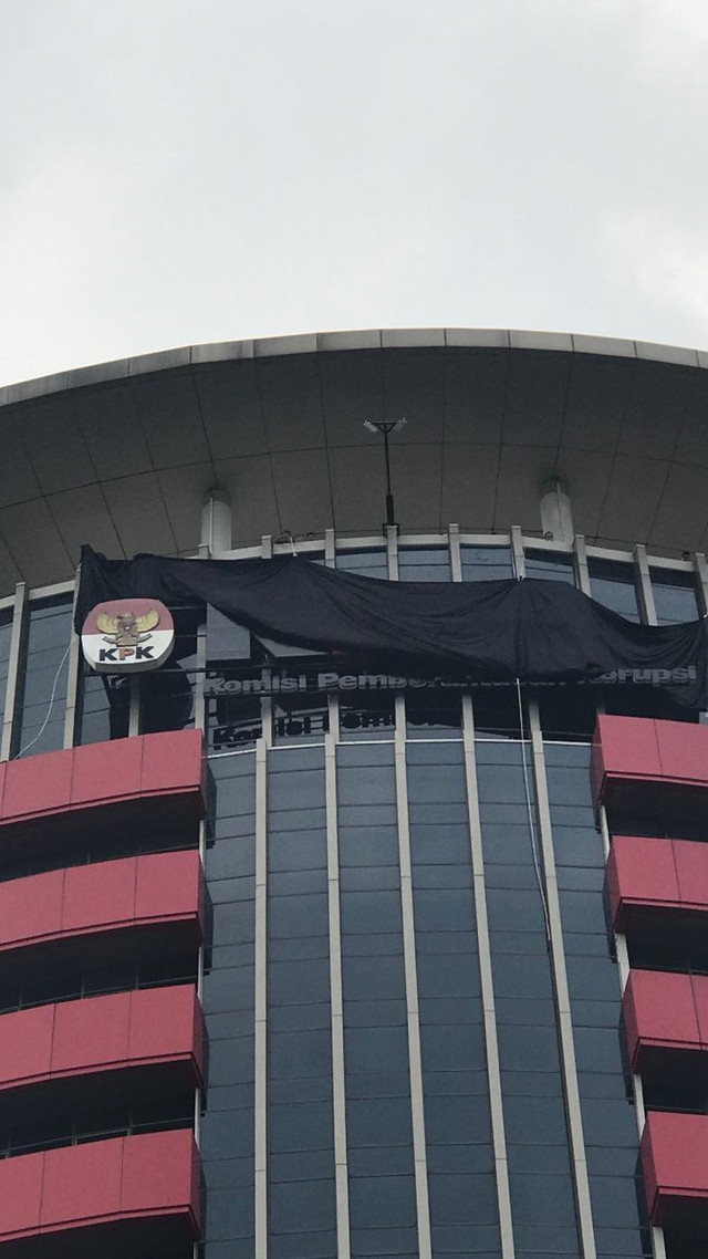 Logo KPK di Gedung Merah Putih ditutup kain hitam (koleksi pribadi)
