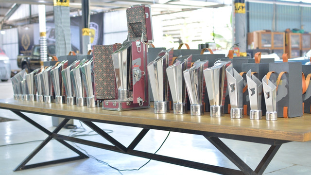 Wujud Piala MotoGP, Moto2, Moto3, dan IATC Seri Mandalika. Foto: Dok. Tuksedo Studio