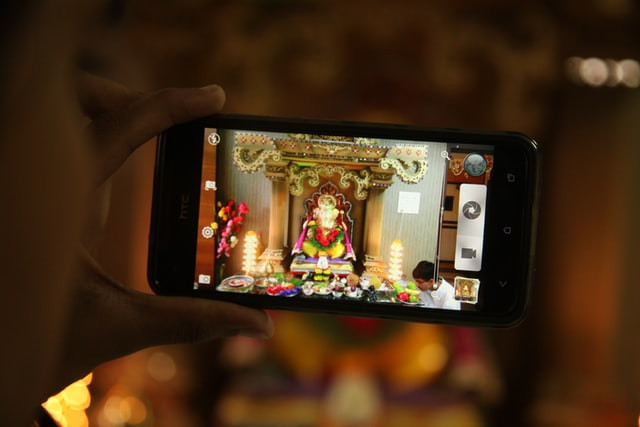 Ilustrasi foto di HP. Foto: Bhumil Chheda/Unsplash