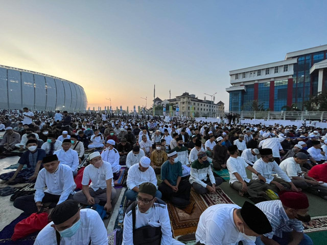 Suasana salat Idul Fitri di Jakarta International Stadium Foto: Haya Syahira/kumparan