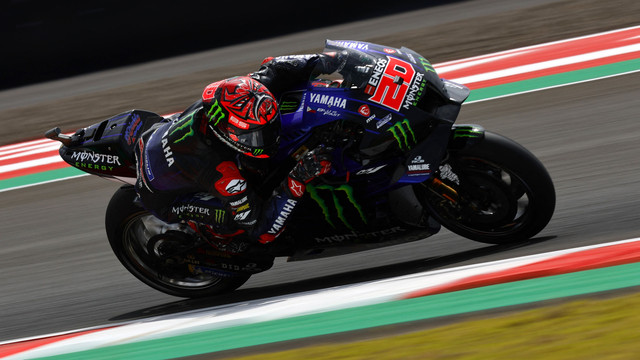 Fabio Quartararo melintas ketika sesi pemanasan di Sirkuit Mandalika, Kuta, Lombok, Nusa Tenggara Barat pada Minggu (20/3/2022). Foto: Willy Kurniawan/Reuters