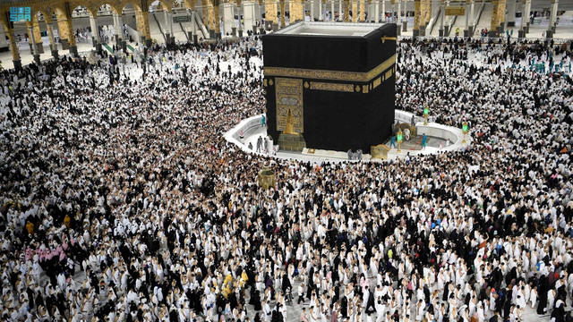 Umat Islam melaksanakan salat tahajud pada malam 27 Ramadhan di Masjidil Haram selama bulan suci Ramadhan, di kota suci Mekah, Arab Saudi, Rabu (27/4/2022). Foto: Saudi Press Agency/Handout via REUTERS