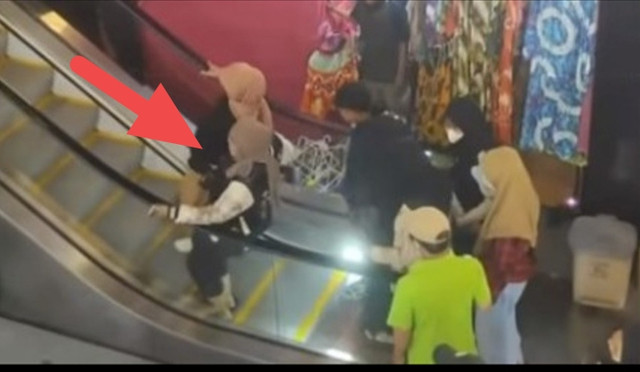 Momen mendebarkan seorang wanita terjatuh hingga terguling-guling di eskalator hingga membuat pengunjung mal panik. (Foto: Instagram @memomedsos).