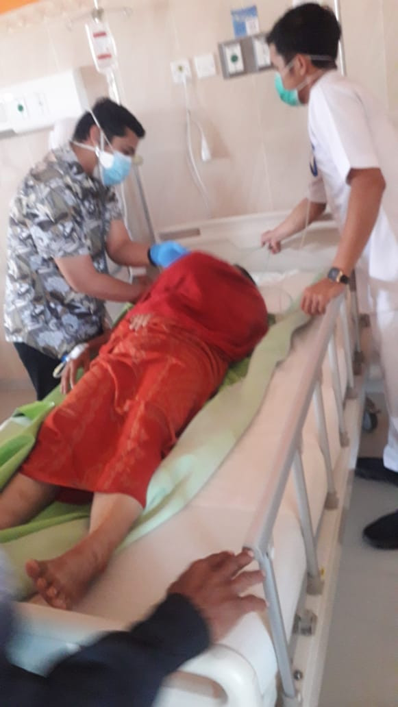 Ketua MUI Kecamatan Pesanggaran, Banyuwangi KH Affandi Musyafa mendapat perawatan usai ditusuk oleh orang tak dikenal. Foto: Dok. Istimewa