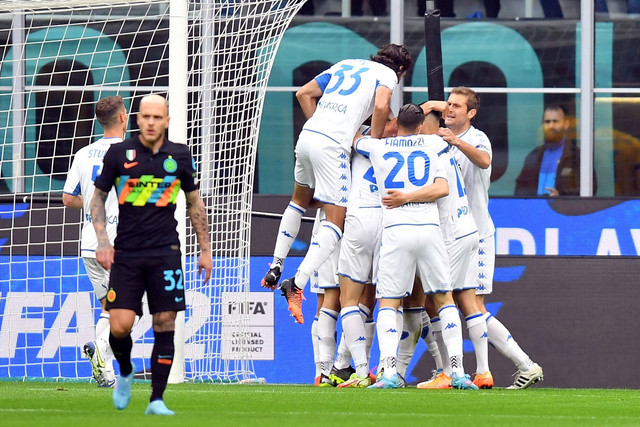 Selebrasi pemain Empoli usai mencetak gol ke gawang Inter Milan pada pertandingan lanjutan Liga Italia di Stadion San Siro, Milan, Italia. Foto: Daniele Mascolo/REUTERS