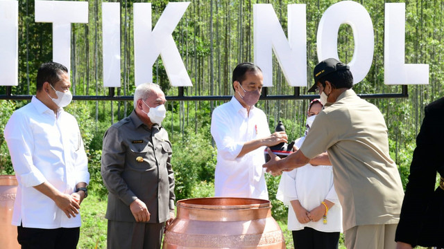 Gubernur DIY Sri Sultan Hamengku Buwono X mengikuti ritual Kendi Nusantara di titik nol Ibu Kota Negara (IKN) Nusantara di Kecamatan Sepaku, Penajam Paser Utara, Kalimantan Timur, Senin (14/3/2022). Foto: Humas Pemda DIY