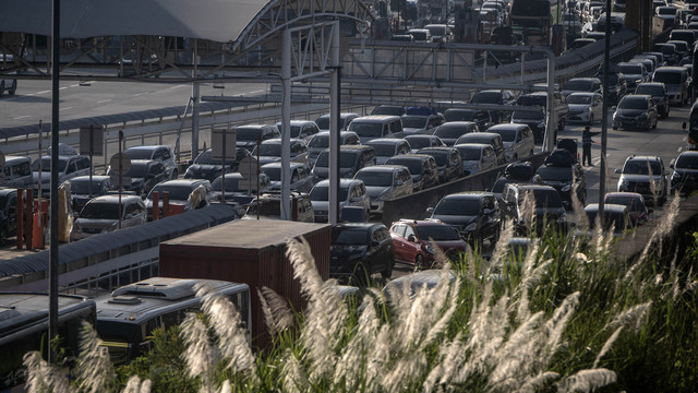 Kendaraan pemudik antre memasuki Gerbang Tol Cikampek Utama di Karawang, Jawa Barat, Jumat (6/5/2022). Foto: ANTARA FOTO/Aprillio Akbar