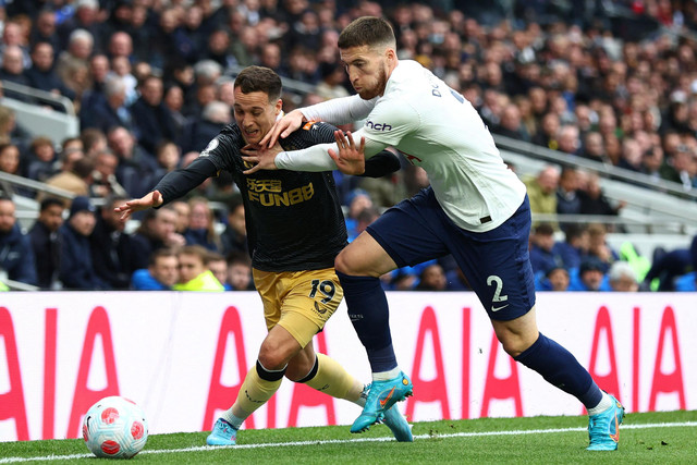 Pemain Tottenham Hotspur Matt Doherty berebut bola dengan pemain Newcastle United pada pertandingan lanjutan Liga Inggris di Tottenham Hotspur Stadium, London, Inggris. Foto: David Klein/REUTERS
