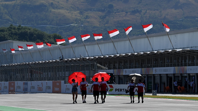 Beberapa pembalap dan kru mengikuti sesi pengenalan lintasan (track familiarisation) jelang balapan MotoGP seri Pertamina Grand Prix of Indonesia 2022 di Pertamina Mandalika International Street Circuit, Lombok Tengah, NTB, Kamis (17/3/2022). Foto: Andika Wahyu/ANTARA FOTO