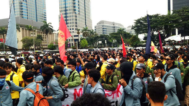 Massa Aksi Mahasiswa Mulai Meninggalkan Lokasi Aksi Unjuk Rasa di Kawasan Patung Kuda pada Kamis (21/4/2022). Foto: Aprilandika Pratama/kumparan