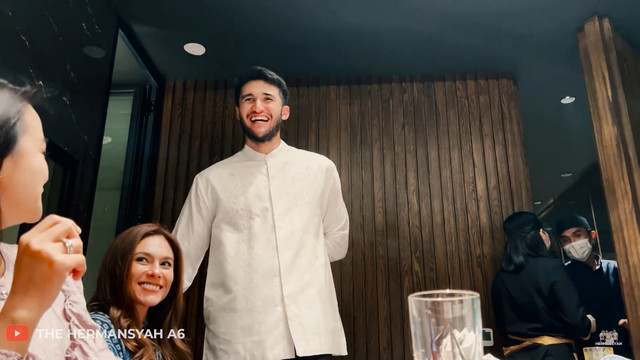 Wulan Guritno dan Sabda Ahessa. Foto: Youtube/The Hermansyah A6