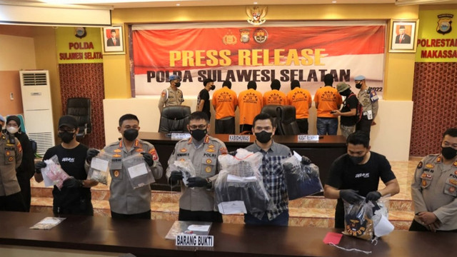 Polisi ungkap rilis pembunuhan anggota Dishub Kota Makassar di Polda Sulsel. Foto: Lody Aprianto/STR/kumparan