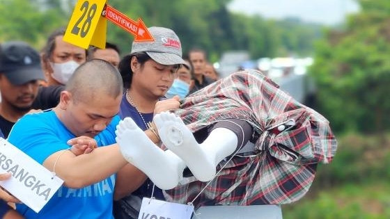 Tersangka pembunuhan bidan Sweetha Kusuma Gatra Subardiya (32), Donny Christiawan Eko Wahyudi saat memperagakan adegan reka ulang. Foto: Intan Alliva/kumparan