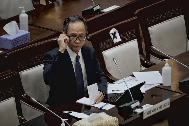 Wakil Menteri Luar Negeri Mahendra Siregar mengikuti uji kepatutan dan kelayakan Calon Ketua Dewan Komisioner OJK di Komisi XI DPR RI, Rabu (6/4/2022). Foto: Jamal Ramadhan/kumparan