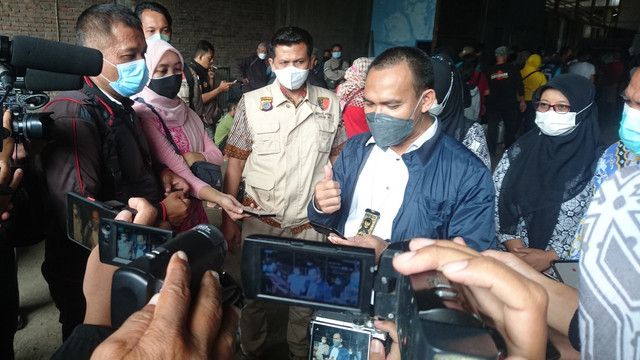 epala Bidang Hukum KPPU Kanwil VII DIY, Kamal Barok melayani wawancara wartawan seusai melakukan sidak pada Jumat (25/3). Foto: Widi Erha Pradana