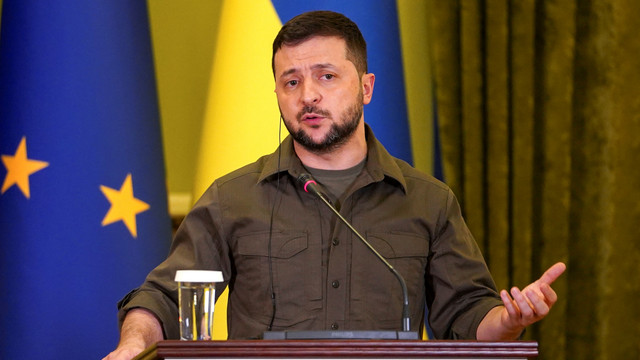 Presiden Ukraina Volodymyr Zelensky saat menghadiri konferensi pers, di Kiev, Ukraina, Jumat (8/4/2022). Foto: Janis Laizans/REUTERS