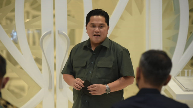 Menteri BUMN Erick Thohir saat menggelar video mapping di Masjid At-Thohir, Kecamatan Tapos, Kota Depok. Kamis (10/3).  Foto: Dok Kemen BUMN