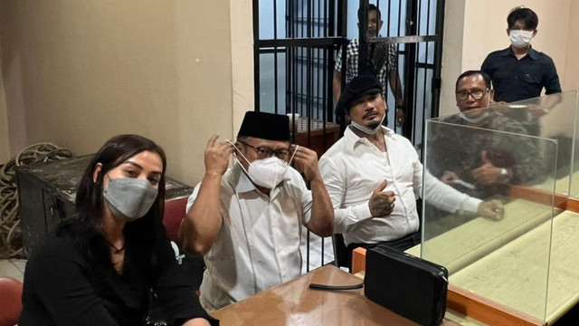 Nora Alexandra saat mendampingi Jerinx dalam proses pemeriksaan di Jakarta - IST