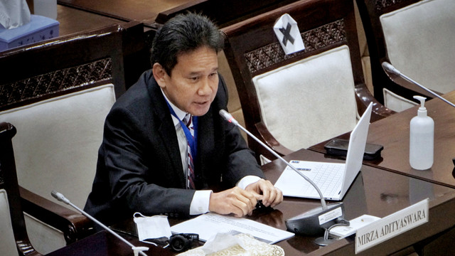 Calon Wakil Ketua DK OJK Mirza Adityaswara mengikuti uji kepatutan dan kelayakan di Komisi XI DPR RI, Rabu (6/4/2022). Foto: Jamal Ramadhan/kumparan