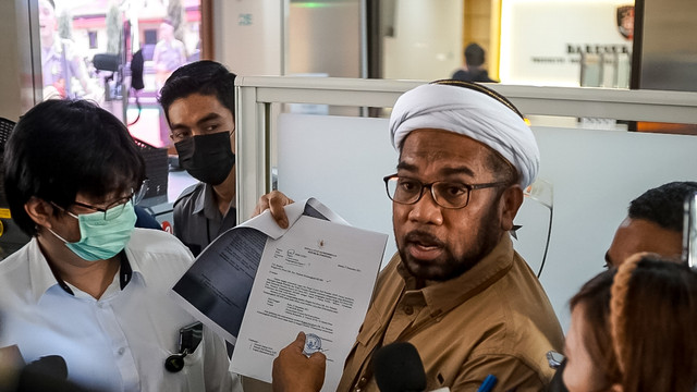 Tenaga Ahli Utama Kantor Staf Presiden (KSP) Ali Mochtar Ngabalin saat tiba di Bareskrim Polri, Jakarta, Kamis (7/4/2022). Foto: Iqbal Firdaus/kumparan