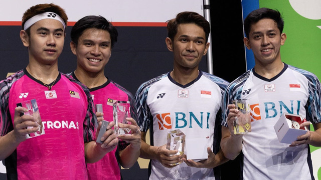 Goh Sze Fei/Nur Izzuddin bersama Fajar Alfian/Muhammad Rian Ardianto usai final Swiss Open 2022 pada Minggu (27/3/2022). Foto: Instagram/@bwf.official