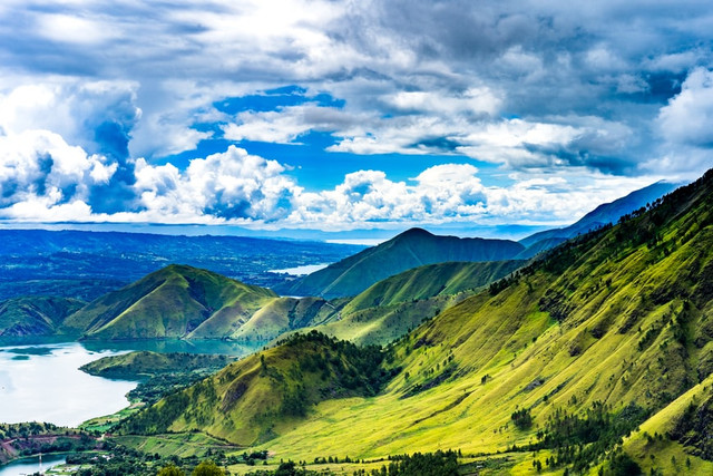 Batu Gantung Danau Toba, Foto: Unsplash/Marc St 